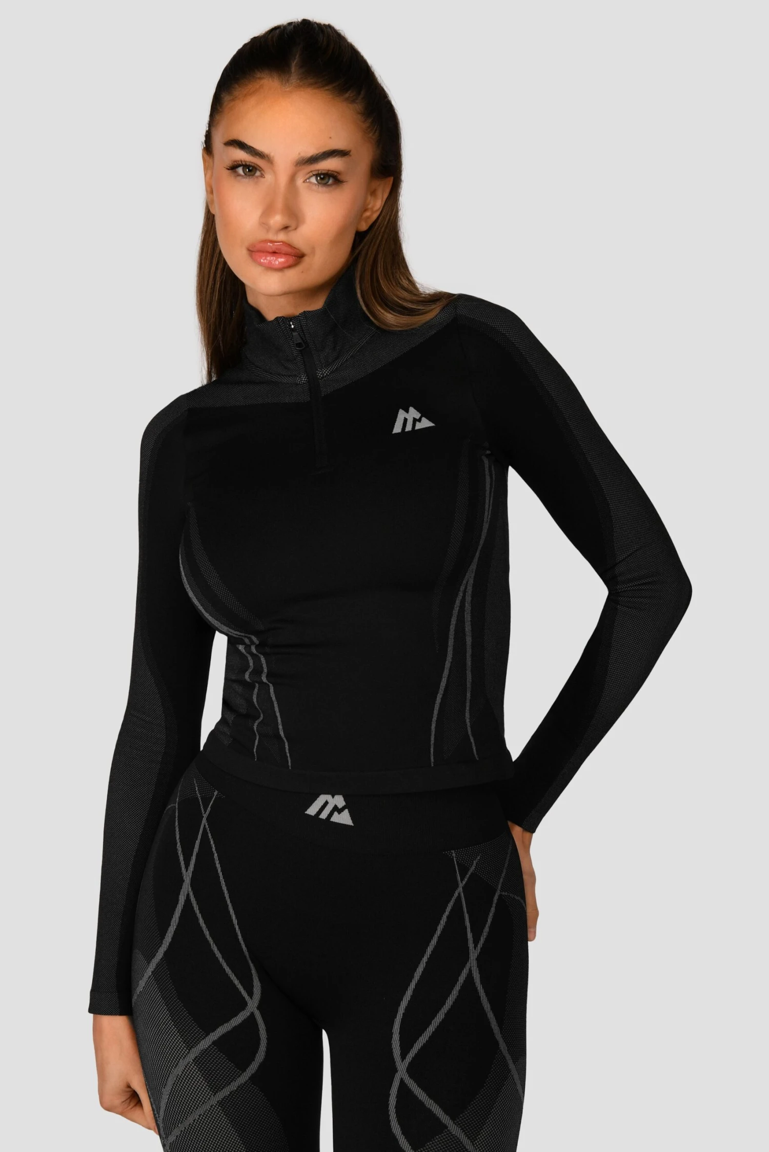 Contour Seamless 1/4 Zip - Black/Platinum Grey 2 Contour Seamless 1/4 Zip - Black/Platinum Grey